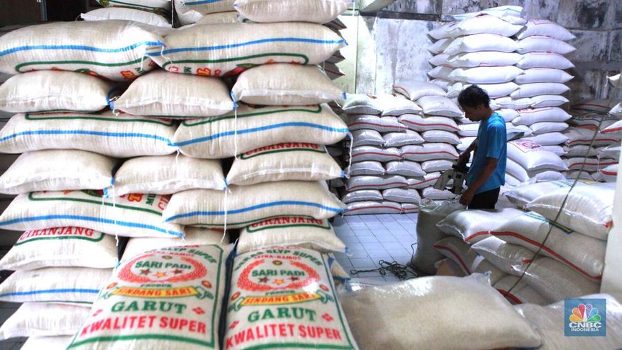 Petugas menata beras di pertokoan kawasan Pasar Minggu, Jakarta, Rabu, (22/5). Badan Pangan Nasional (Bapanas) mengeluarkan kebijakan relaksasi Harga Eceran Tertinggi (HET) untuk beras premium sebesar Rp 1.000 per kilogram (kg). Relaksasi HET beras premium ini diberlakukan sementara mulai 10 Maret sampai 23 Maret, menyasar 8 wilayah. (²©²ÊÍøÕ¾/Muhammad Sabki)