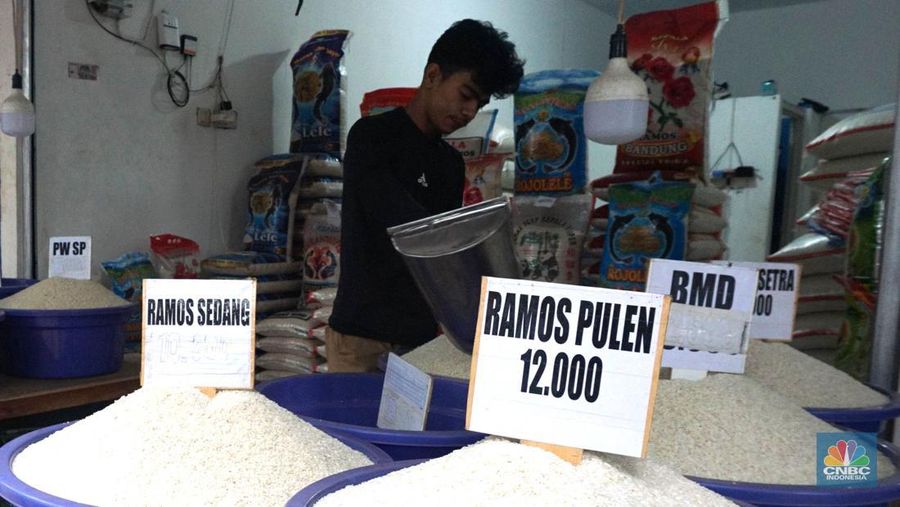 Petugas menata beras di pertokoan kawasan Pasar Minggu, Jakarta, Rabu, (22/5). Badan Pangan Nasional (Bapanas) mengeluarkan kebijakan relaksasi Harga Eceran Tertinggi (HET) untuk beras premium sebesar Rp 1.000 per kilogram (kg). Relaksasi HET beras premium ini diberlakukan sementara mulai 10 Maret sampai 23 Maret, menyasar 8 wilayah. (CNBC Indonesia/Muhammad Sabki)