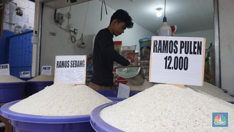 Petugas menata beras di pertokoan kawasan Pasar Minggu, Jakarta, Rabu, (22/5). Badan Pangan Nasional (Bapanas) mengeluarkan kebijakan relaksasi Harga Eceran Tertinggi (HET) untuk beras premium sebesar Rp 1.000 per kilogram (kg). Relaksasi HET beras premium ini diberlakukan sementara mulai 10 Maret sampai 23 Maret, menyasar 8 wilayah. (CNBC Indonesia/Muhammad Sabki)