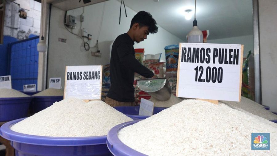 Petugas menata beras di pertokoan kawasan Pasar Minggu, Jakarta, Rabu, (22/5). Badan Pangan Nasional (Bapanas) mengeluarkan kebijakan relaksasi Harga Eceran Tertinggi (HET) untuk beras premium sebesar Rp 1.000 per kilogram (kg). Relaksasi HET beras premium ini diberlakukan sementara mulai 10 Maret sampai 23 Maret, menyasar 8 wilayah. (CNBC Indonesia/Muhammad Sabki)