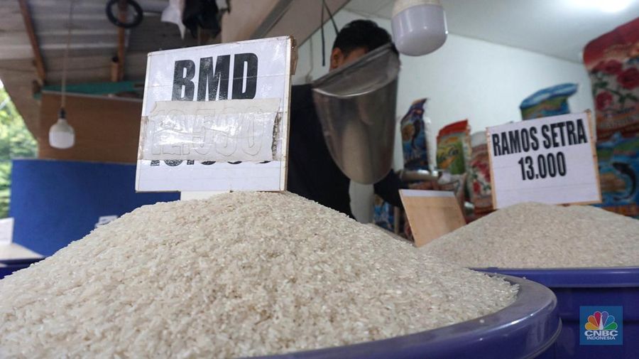 Petugas menata beras di pertokoan kawasan Pasar Minggu, Jakarta, Rabu, (22/5). Badan Pangan Nasional (Bapanas) mengeluarkan kebijakan relaksasi Harga Eceran Tertinggi (HET) untuk beras premium sebesar Rp 1.000 per kilogram (kg). Relaksasi HET beras premium ini diberlakukan sementara mulai 10 Maret sampai 23 Maret, menyasar 8 wilayah. (CNBC Indonesia/Muhammad Sabki)