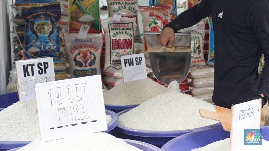 Petugas menata beras di pertokoan kawasan Pasar Minggu, Jakarta, Rabu, (22/5). Badan Pangan Nasional (Bapanas) mengeluarkan kebijakan relaksasi Harga Eceran Tertinggi (HET) untuk beras premium sebesar Rp 1.000 per kilogram (kg). Relaksasi HET beras premium ini diberlakukan sementara mulai 10 Maret sampai 23 Maret, menyasar 8 wilayah. (CNBC Indonesia/Muhammad Sabki)