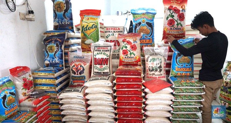 Petugas menata beras di pertokoan kawasan Pasar Minggu, Jakarta, Rabu, (22/5). Badan Pangan Nasional (Bapanas) mengeluarkan kebijakan relaksasi Harga Eceran Tertinggi (HET) untuk beras premium sebesar Rp 1.000 per kilogram (kg). Relaksasi HET beras premium ini diberlakukan sementara mulai 10 Maret sampai 23 Maret, menyasar 8 wilayah. (CNBC Indonesia/Muhammad Sabki) Petugas menata beras di pertokoan kawasan Pasar Minggu, Jakarta, Rabu, (22/5). Badan Pangan Nasional (Bapanas) mengeluarkan kebijakan relaksasi Harga Eceran Tertinggi (HET) untuk beras premium sebesar Rp 1.000 per kilogram (kg). Relaksasi HET beras premium ini diberlakukan sementara mulai 10 Maret sampai 23 Maret, menyasar 8 wilayah. (CNBC Indonesia/Muhammad Sabki)