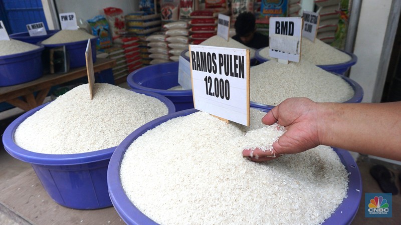 Petugas menata beras di pertokoan kawasan Pasar Minggu, Jakarta, Rabu, (22/5). Badan Pangan Nasional (Bapanas) mengeluarkan kebijakan relaksasi Harga Eceran Tertinggi (HET) untuk beras premium sebesar Rp 1.000 per kilogram (kg). Relaksasi HET beras premium ini diberlakukan sementara mulai 10 Maret sampai 23 Maret, menyasar 8 wilayah. (CNBC Indonesia/Muhammad Sabki) Petugas menata beras di pertokoan kawasan Pasar Minggu, Jakarta, Rabu, (22/5). Badan Pangan Nasional (Bapanas) mengeluarkan kebijakan relaksasi Harga Eceran Tertinggi (HET) untuk beras premium sebesar Rp 1.000 per kilogram (kg). Relaksasi HET beras premium ini diberlakukan sementara mulai 10 Maret sampai 23 Maret, menyasar 8 wilayah. (CNBC Indonesia/Muhammad Sabki)