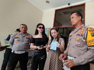 Ibu Zoe Levana Seleb TikTok yang Viral Nyangkut di Jalur Busway Ditilang!