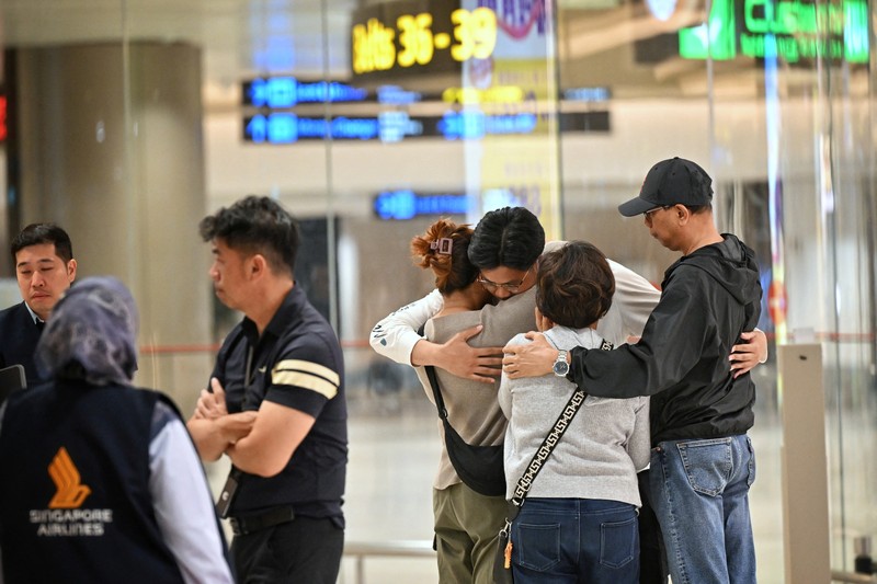 Penumpang pesawat SQ321 dari London yang mengalami turbulensi hebat yang mengakibatkan satu korban jiwa dan beberapa luka-luka serta melakukan pendaratan darurat di Bandara Suvarnabhumi di Bangkok, tiba di Bandara Changi di Singapura 22 Mei 2024. (SPH/The Straits Times/Ariffin Jamar via REUTERS)
