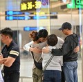 Haru, Potret Penumpang Selamat Singapore Airlines Bertemu Keluarga