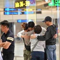 Haru, Potret Penumpang Selamat Singapore Airlines Bertemu Keluarga