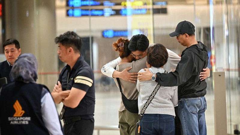Penumpang pesawat SQ321 dari London yang mengalami turbulensi hebat yang mengakibatkan satu korban jiwa dan beberapa luka-luka serta melakukan pendaratan darurat di Bandara Suvarnabhumi di Bangkok, tiba di Bandara Changi di Singapura 22 Mei 2024. (SPH/The Straits Times/Ariffin Jamar via REUTERS)