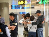 Haru, Potret Penumpang Selamat Singapore Airlines Bertemu Keluarga