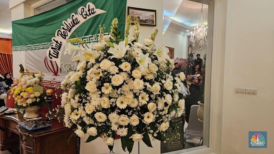 Situasi tahlilan atau pembacaan doa bersama untuk almarhum Presiden Iran Ebrahim Raisi serta staf pejabat yang ikut meninggal dalam kecelakaan helikopter. Doa bersama digelar di Rumah Dinas Kedutaan Besar Republik Iran di Jakarta Pusat, Rabu (22/5/2024). (CNBC Indonesia/Thea Fathanah Arbar)