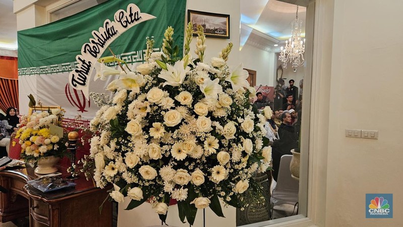 Situasi tahlilan atau pembacaan doa bersama untuk almarhum Presiden Iran Ebrahim Raisi serta staf pejabat yang ikut meninggal dalam kecelakaan helikopter. Doa bersama digelar di Rumah Dinas Kedutaan Besar Republik Iran di Jakarta Pusat, Rabu (22/5/2024). (CNBC Indonesia/Thea Fathanah Arbar)