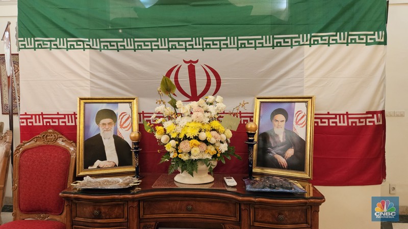 Situasi tahlilan atau pembacaan doa bersama untuk almarhum Presiden Iran Ebrahim Raisi serta staf pejabat yang ikut meninggal dalam kecelakaan helikopter. Doa bersama digelar di Rumah Dinas Kedutaan Besar Republik Iran di Jakarta Pusat, Rabu (22/5/2024). (CNBC Indonesia/Thea Fathanah Arbar) Situasi tahlilan atau pembacaan doa bersama untuk almarhum Presiden Iran Ebrahim Raisi serta staf pejabat yang ikut meninggal dalam kecelakaan helikopter. Doa bersama digelar di Rumah Dinas Kedutaan Besar Republik Iran di Jakarta Pusat, Rabu (22/5/2024). (CNBC Indonesia/Thea Fathanah Arbar)