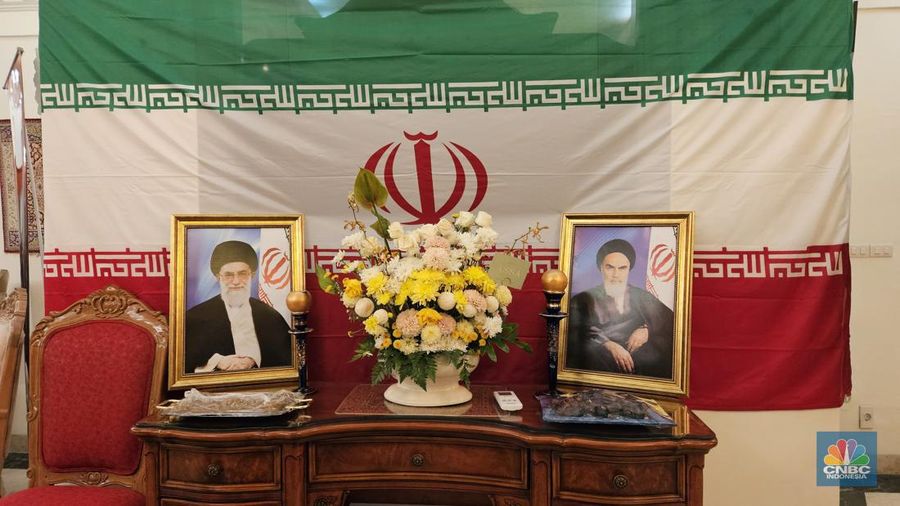 Situasi tahlilan atau pembacaan doa bersama untuk almarhum Presiden Iran Ebrahim Raisi serta staf pejabat yang ikut meninggal dalam kecelakaan helikopter. Doa bersama digelar di Rumah Dinas Kedutaan Besar Republik Iran di Jakarta Pusat, Rabu (22/5/2024). (²©²ÊÍøÕ¾/Thea Fathanah Arbar)