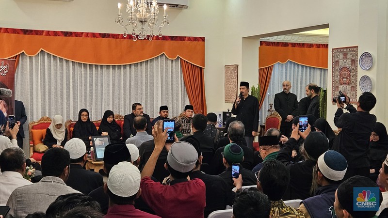 Situasi tahlilan atau pembacaan doa bersama untuk almarhum Presiden Iran Ebrahim Raisi serta staf pejabat yang ikut meninggal dalam kecelakaan helikopter. Doa bersama digelar di Rumah Dinas Kedutaan Besar Republik Iran di Jakarta Pusat, Rabu (22/5/2024). (CNBC Indonesia/Thea Fathanah Arbar)