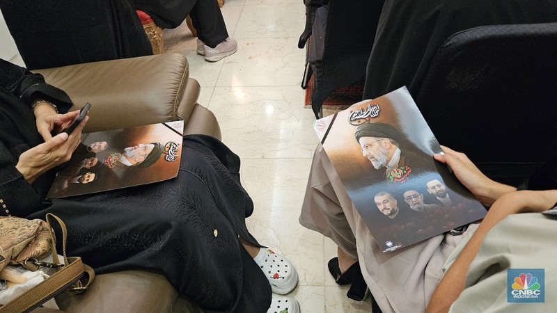 Situasi tahlilan atau pembacaan doa bersama untuk almarhum Presiden Iran Ebrahim Raisi serta staf pejabat yang ikut meninggal dalam kecelakaan helikopter. Doa bersama digelar di Rumah Dinas Kedutaan Besar Republik Iran di Jakarta Pusat, Rabu (22/5/2024). (CNBC Indonesia/Thea Fathanah Arbar)