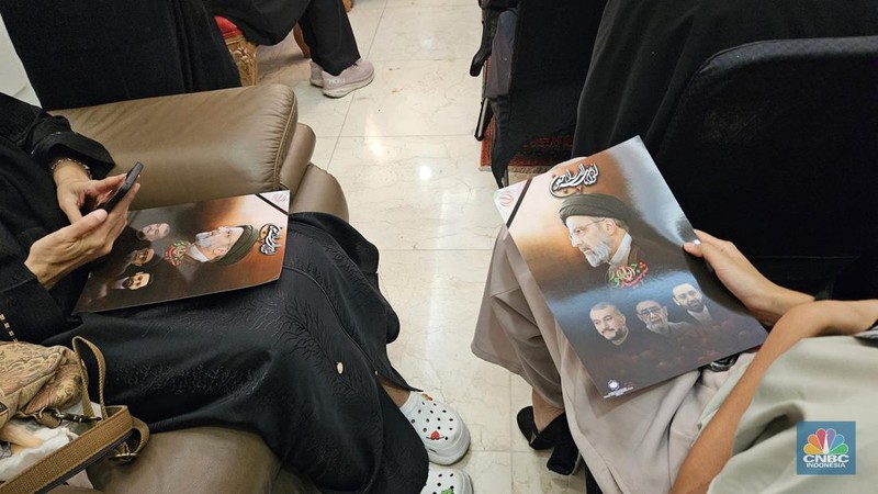 Situasi tahlilan atau pembacaan doa bersama untuk almarhum Presiden Iran Ebrahim Raisi serta staf pejabat yang ikut meninggal dalam kecelakaan helikopter. Doa bersama digelar di Rumah Dinas Kedutaan Besar Republik Iran di Jakarta Pusat, Rabu (22/5/2024). (CNBC Indonesia/Thea Fathanah Arbar)