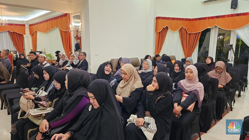 Situasi tahlilan atau pembacaan doa bersama untuk almarhum Presiden Iran Ebrahim Raisi serta staf pejabat yang ikut meninggal dalam kecelakaan helikopter. Doa bersama digelar di Rumah Dinas Kedutaan Besar Republik Iran di Jakarta Pusat, Rabu (22/5/2024). (CNBC Indonesia/Thea Fathanah Arbar)