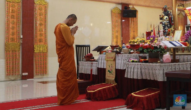 Umat Buddha mempersiapkan area yang akan digunakan untuk pemujaan di Vihara Avalokitesvara Pondok Cabe, Tangerang Selatan, Rabu (22/5/2024). (CNBC Indonesia/Muhammad Sabki) Umat Buddha mempersiapkan area yang akan digunakan untuk pemujaan di Vihara Avalokitesvara Pondok Cabe, Tangerang Selatan, Rabu (22/5/2024). (CNBC Indonesia/Muhammad Sabki)