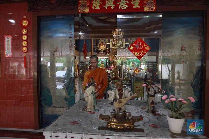 Umat Buddha mempersiapkan area yang akan digunakan untuk pemujaan di Vihara Avalokitesvara Pondok Cabe, Tangerang Selatan, Rabu (22/5/2024). (CNBC Indonesia/Muhammad Sabki) Umat Buddha mempersiapkan area yang akan digunakan untuk pemujaan di Vihara Avalokitesvara Pondok Cabe, Tangerang Selatan, Rabu (22/5/2024). (CNBC Indonesia/Muhammad Sabki)