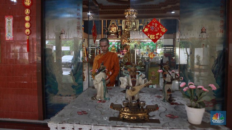 Umat Buddha mempersiapkan area yang akan digunakan untuk pemujaan di Vihara Avalokitesvara Pondok Cabe, Tangerang Selatan, Rabu (22/5/2024). (CNBC Indonesia/Muhammad Sabki)