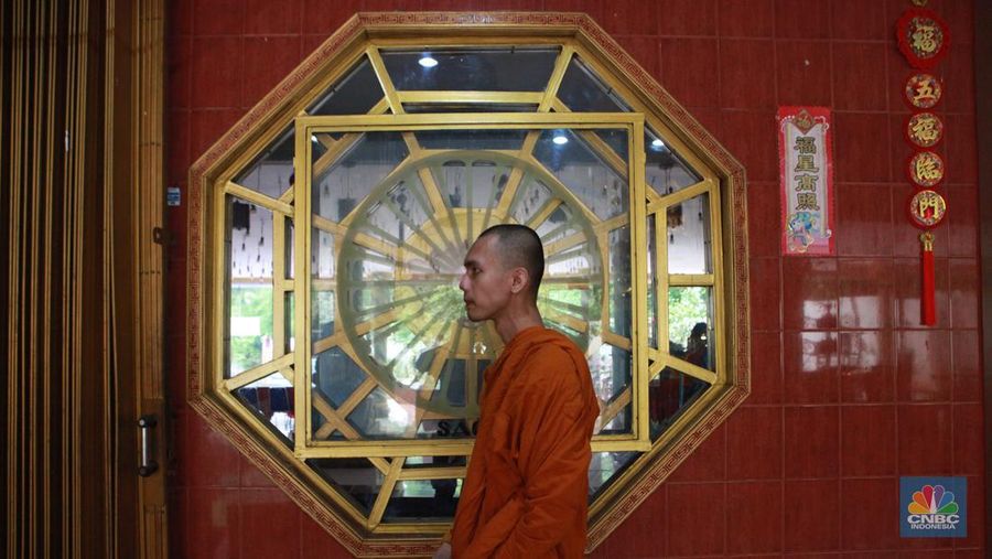Umat Buddha mempersiapkan area yang akan digunakan untuk pemujaan di Vihara Avalokitesvara Pondok Cabe, Tangerang Selatan, Rabu (22/5/2024). (CNBC Indonesia/Muhammad Sabki)