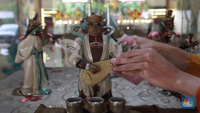 Umat Buddha mempersiapkan area yang akan digunakan untuk pemujaan di Vihara Avalokitesvara Pondok Cabe, Tangerang Selatan, Rabu (22/5/2024). (CNBC Indonesia/Muhammad Sabki)
