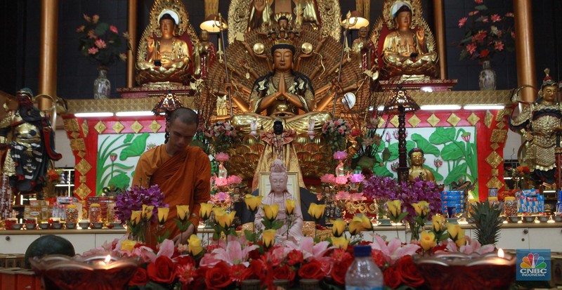 Umat Buddha mempersiapkan area yang akan digunakan untuk pemujaan di Vihara Avalokitesvara Pondok Cabe, Tangerang Selatan, Rabu (22/5/2024). (CNBC Indonesia/Muhammad Sabki)