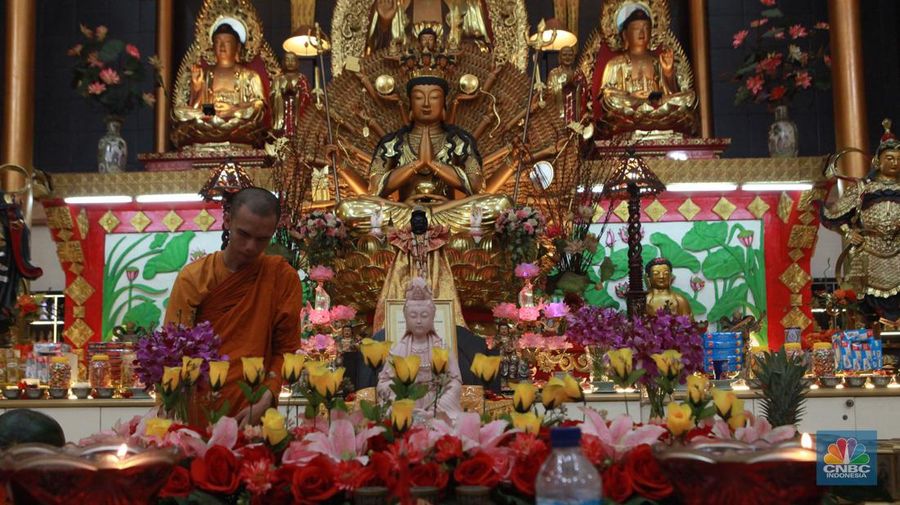 Umat Buddha mempersiapkan area yang akan digunakan untuk pemujaan di Vihara Avalokitesvara Pondok Cabe, Tangerang Selatan, Rabu (22/5/2024). (CNBC Indonesia/Muhammad Sabki)