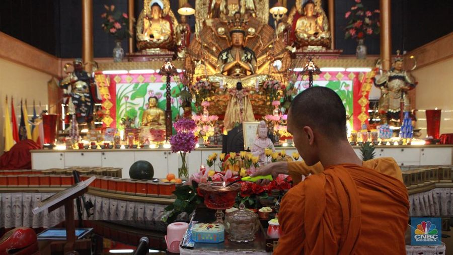 Umat Buddha mempersiapkan area yang akan digunakan untuk pemujaan di Vihara Avalokitesvara Pondok Cabe, Tangerang Selatan, Rabu (22/5/2024). (CNBC Indonesia/Muhammad Sabki)