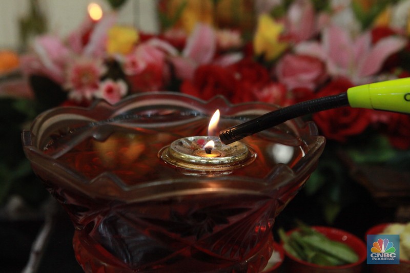 Umat Buddha mempersiapkan area yang akan digunakan untuk pemujaan di Vihara Avalokitesvara Pondok Cabe, Tangerang Selatan, Rabu (22/5/2024). (CNBC Indonesia/Muhammad Sabki) Umat Buddha mempersiapkan area yang akan digunakan untuk pemujaan di Vihara Avalokitesvara Pondok Cabe, Tangerang Selatan, Rabu (22/5/2024). (CNBC Indonesia/Muhammad Sabki)