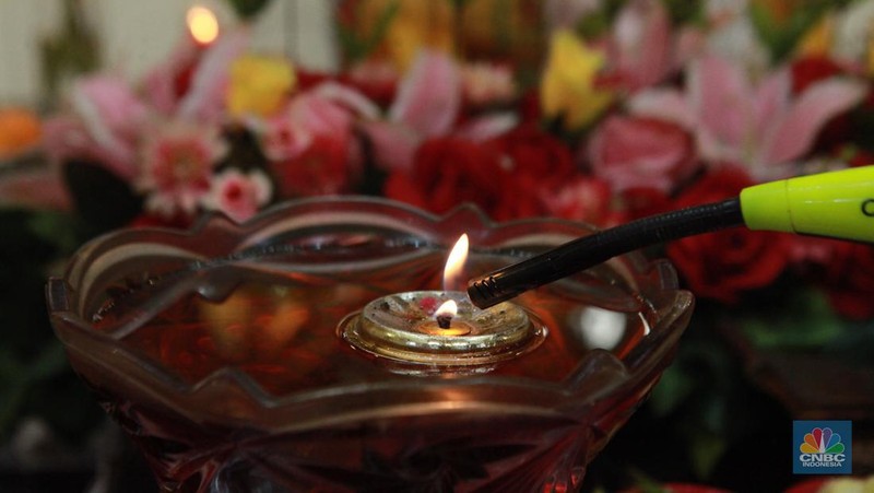 Umat Buddha mempersiapkan area yang akan digunakan untuk pemujaan di Vihara Avalokitesvara Pondok Cabe, Tangerang Selatan, Rabu (22/5/2024). (CNBC Indonesia/Muhammad Sabki)