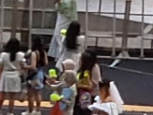 Viral Aksi Cegil Pakai Gaun Pengantin Saat Nonton Konser NCT Dream di Jakarta