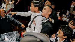 Keseruan Winky Wiryawan Nge-DJ di Depan Anak SD