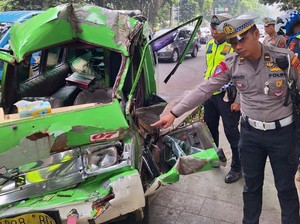 Sopir Diduga Microsleep, Angkot di Bogor Tabrak Truk Sampah