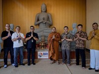 BRI Peduli Salurkan Bantuan ke Vihara dan Sembako untuk Umat Buddha