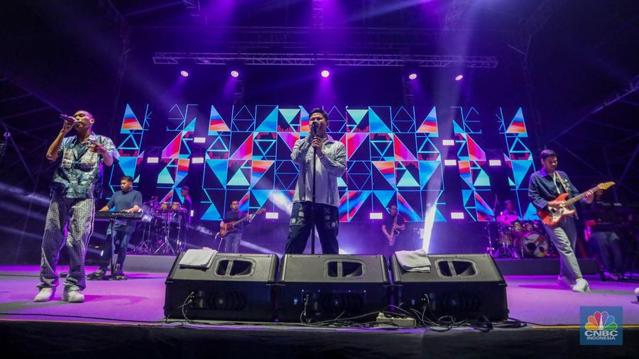 Grup musik RAN saat tampil memeriahkan acara Melasti Water Carnival di Pantai Melasti, Ungasan, Bali, Kamis (23/5/224). (CNBC Indonesia/Faisal Rahman)