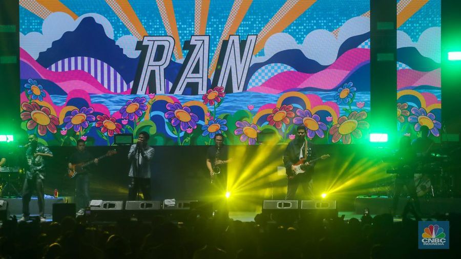 Grup musik RAN saat tampil memeriahkan acara Melasti Water Carnival di Pantai Melasti, Ungasan, Bali, Kamis (23/5/224). (CNBC Indonesia/Faisal Rahman)