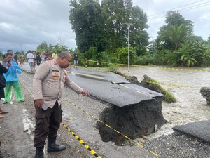 Jembatan Kawanua Malteng Amblas Diterjang Banjir, Akses Lalin Lumpuh Total
