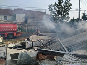 Gegara Percikan Api Mesin Las, Gudang Rongsok di Bantul Terbakar