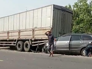 Sopir Innova Terjepit Usai Tabrak Truk Parkir di Bojonegoro