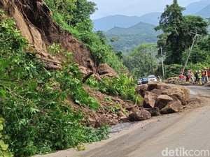 Longsor Tutup Jalur Poros Maros-Bone di Tompo Ladang, Lalin Macet 5 Km