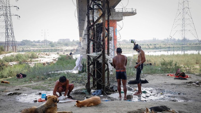 Panasnya cuaca di India membuat sejumlah warga melakukan berbagai cara untuk mendinginkan tubuhnya. (REUTERS/Adnan Abidi)