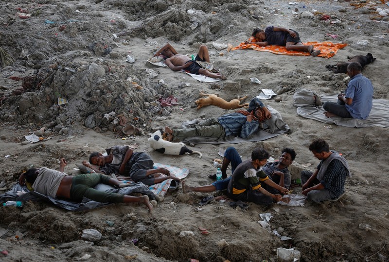 Panasnya cuaca di India membuat sejumlah warga melakukan berbagai cara untuk mendinginkan tubuhnya. (REUTERS/Adnan Abidi) Panasnya cuaca di India membuat sejumlah warga melakukan berbagai cara untuk mendinginkan tubuhnya. (REUTERS/Adnan Abidi)