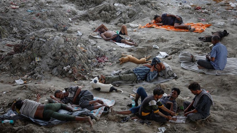 Panasnya cuaca di India membuat sejumlah warga melakukan berbagai cara untuk mendinginkan tubuhnya. (REUTERS/Adnan Abidi)