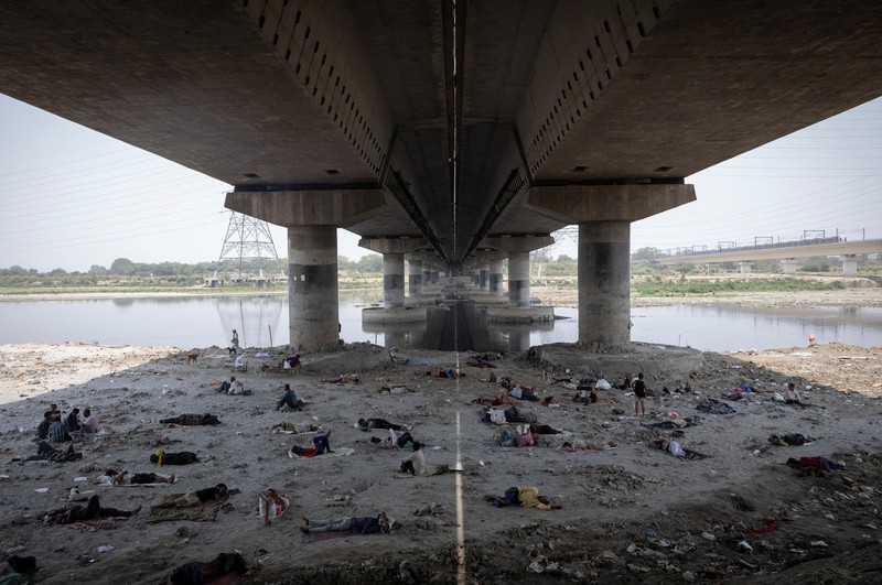 Panasnya cuaca di India membuat sejumlah warga melakukan berbagai cara untuk mendinginkan tubuhnya. (REUTERS/Adnan Abidi) Panasnya cuaca di India membuat sejumlah warga melakukan berbagai cara untuk mendinginkan tubuhnya. (REUTERS/Adnan Abidi)