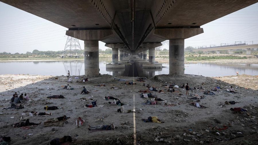 Panasnya cuaca di India membuat sejumlah warga melakukan berbagai cara untuk mendinginkan tubuhnya. (REUTERS/Adnan Abidi)