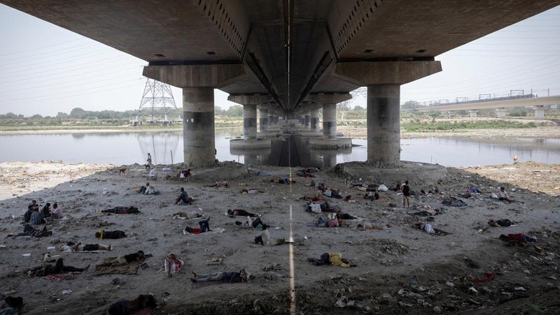 Panasnya cuaca di India membuat sejumlah warga melakukan berbagai cara untuk mendinginkan tubuhnya. (REUTERS/Adnan Abidi)
