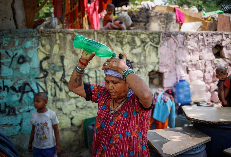 Panasnya cuaca di India membuat sejumlah warga melakukan berbagai cara untuk mendinginkan tubuhnya. (REUTERS/Adnan Abidi) Panasnya cuaca di India membuat sejumlah warga melakukan berbagai cara untuk mendinginkan tubuhnya. (REUTERS/Adnan Abidi)