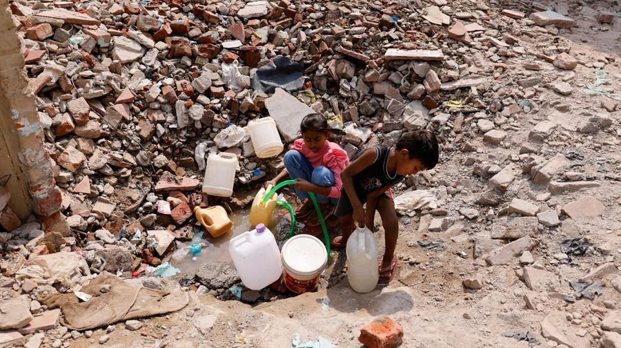 Panasnya cuaca di India membuat sejumlah warga melakukan berbagai cara untuk mendinginkan tubuhnya. (REUTERS/Adnan Abidi)